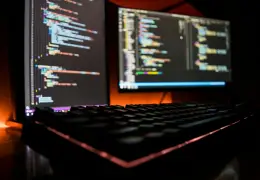 Schermo di un computer con righe di codice di programmazione