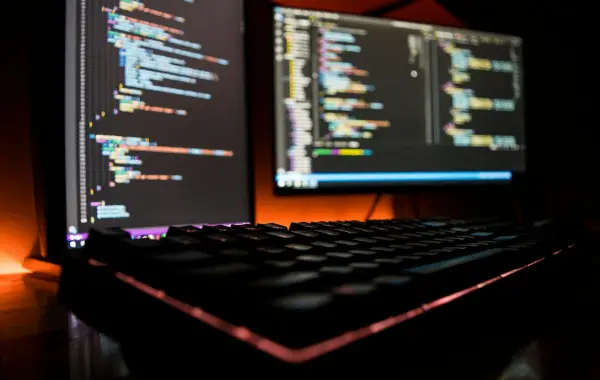 Schermo di un computer con righe di codice di programmazione