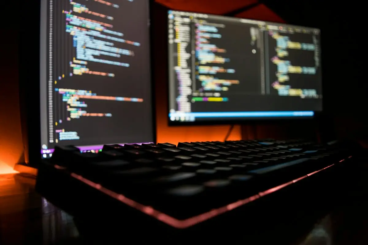 Schermo di un computer con righe di codice di programmazione