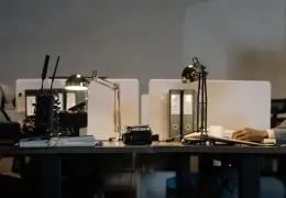 Scrivania di lavoro con computer portatile e strumenti per la gestione delle attività