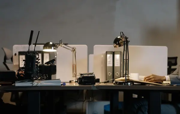 Scrivania di lavoro con computer portatile e strumenti per la gestione delle attività