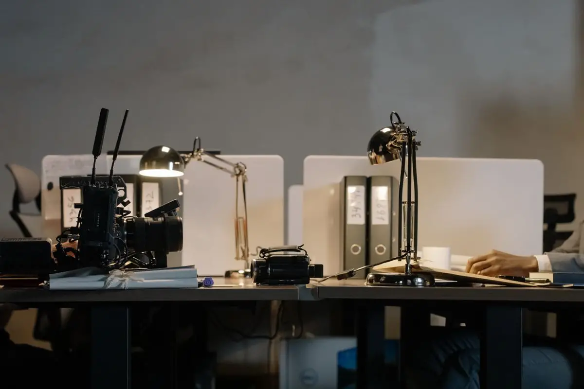 Scrivania di lavoro con computer portatile e strumenti per la gestione delle attività