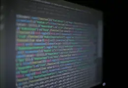 Codice di programmazione su uno schermo, a tema sicurezza informatica e vulnerabilità