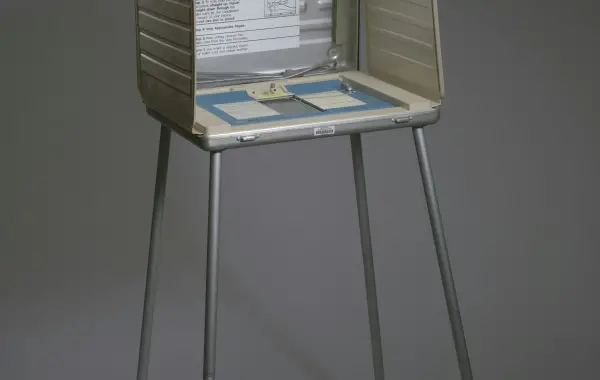 Urna elettorale e scheda di voto