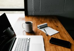 Laptop e quaderno su una scrivania per lavorare ai documenti