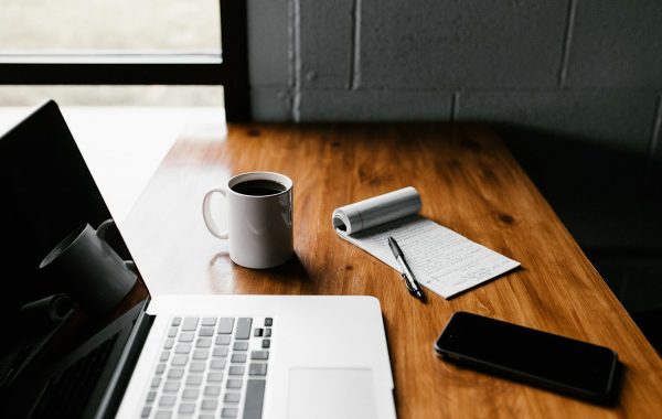Laptop e quaderno su una scrivania per lavorare ai documenti
