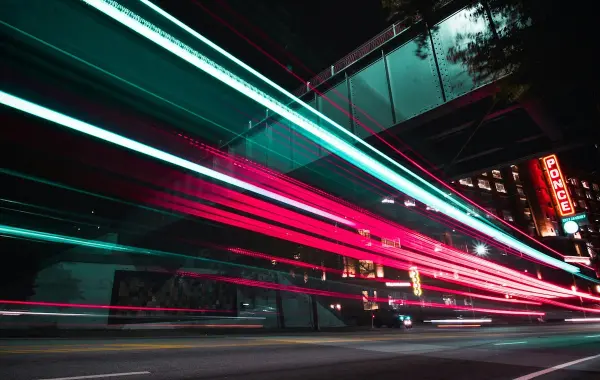 Scie di luce in movimento che evocano velocità