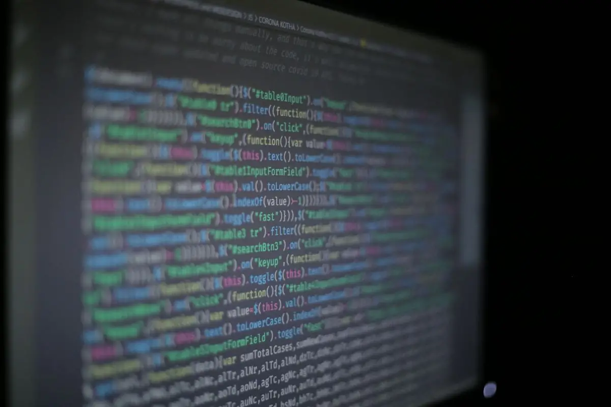 Codice su schermo e simboli di sicurezza informatica