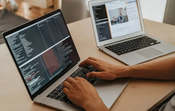 Team di una startup al lavoro davanti ai laptop