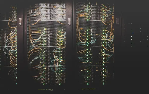 Server in un data center illuminati da luci blu