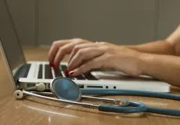 Stetoscopio appoggiato accanto a un computer portatile