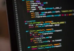 Codice di programmazione su uno schermo, simbolo della sicurezza informatica