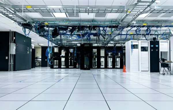 Corridoio di una server room con rack illuminati, simbolo della sicurezza dei modelli AI