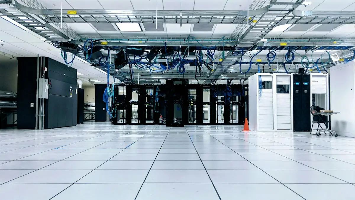 Corridoio di una server room con rack illuminati, simbolo della sicurezza dei modelli AI