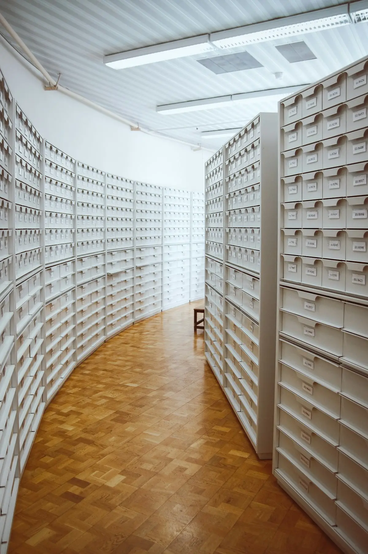 Scaffali di una biblioteca con documenti archiviati, metafora della ricerca e del reranking