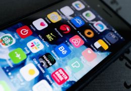 Smartphone con icone di app aperte, simbolo dell'uso dell'AI da parte degli adolescenti