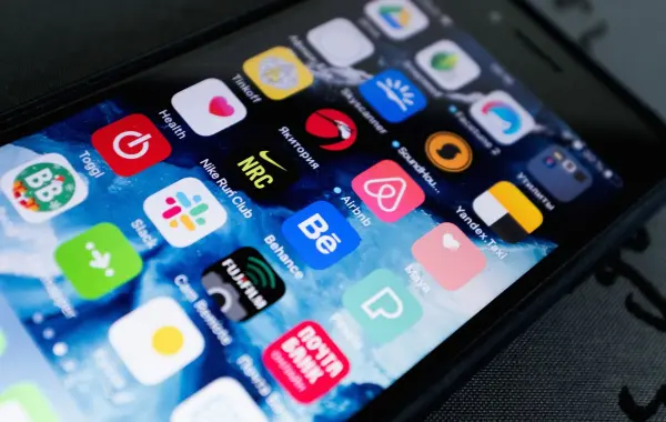 Smartphone con icone di app aperte, simbolo dell'uso dell'AI da parte degli adolescenti