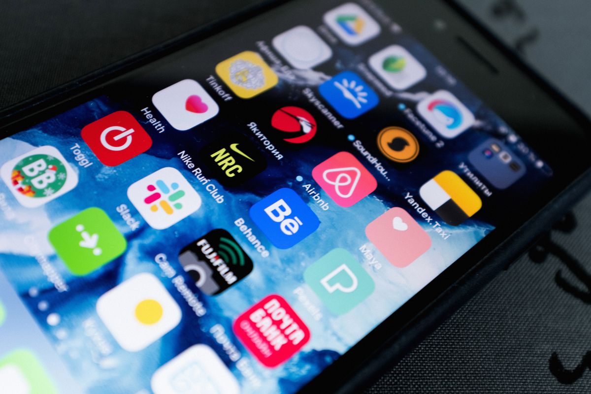 Smartphone con icone di app aperte, simbolo dell'uso dell'AI da parte degli adolescenti