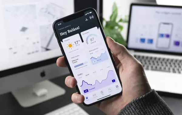 Sviluppatore al lavoro su codice e applicazione mobile