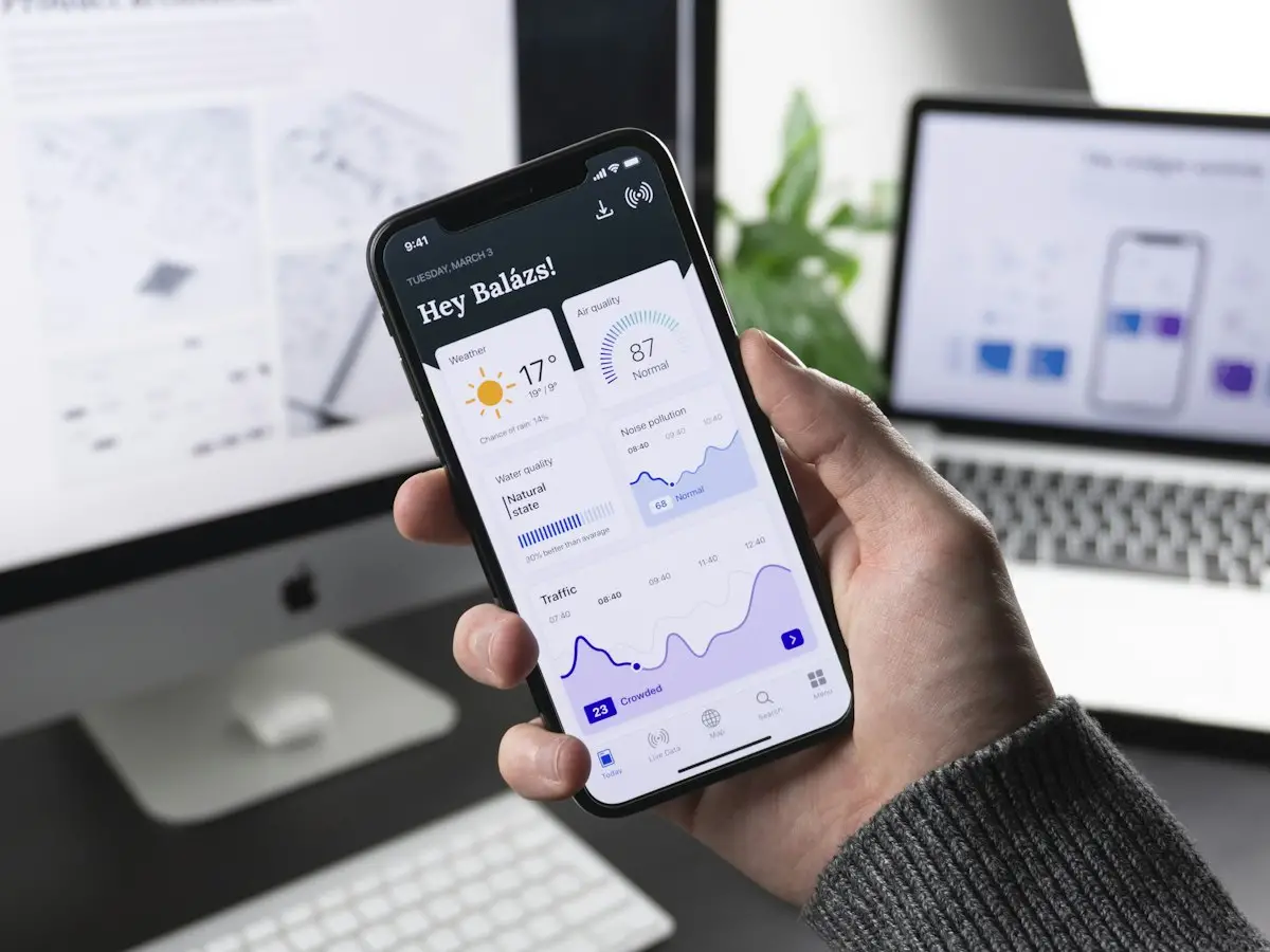 Sviluppatore al lavoro su codice e applicazione mobile