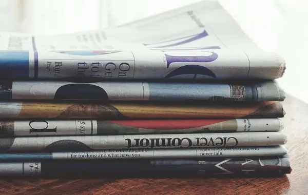 Pila di giornali stampati, simbolo dell'editoria giornalistica