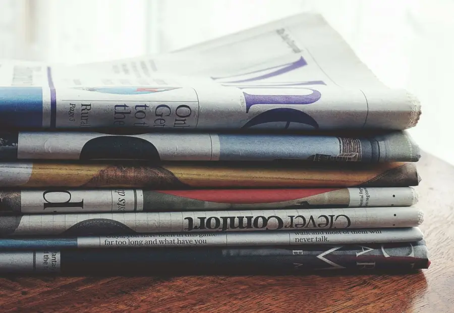 Pila di giornali stampati, simbolo dell'editoria giornalistica