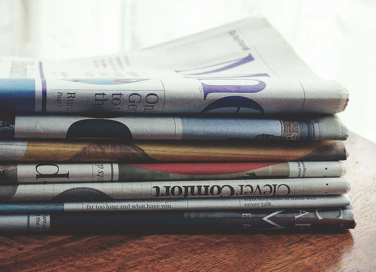 Pila di giornali stampati, simbolo dell'editoria giornalistica