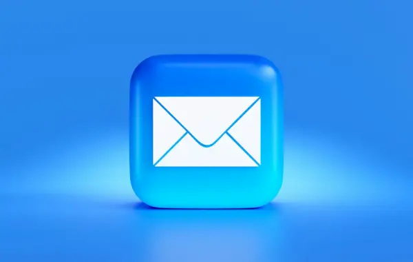 Icona di una busta su un pulsante blu, simbolo delle campagne di email marketing con intelligenza artificiale