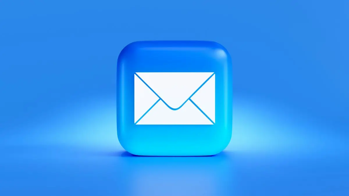 Icona di una busta su un pulsante blu, simbolo delle campagne di email marketing con intelligenza artificiale
