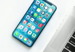 Smartphone in mano, simbolo dell'elaborazione AI direttamente sul dispositivo