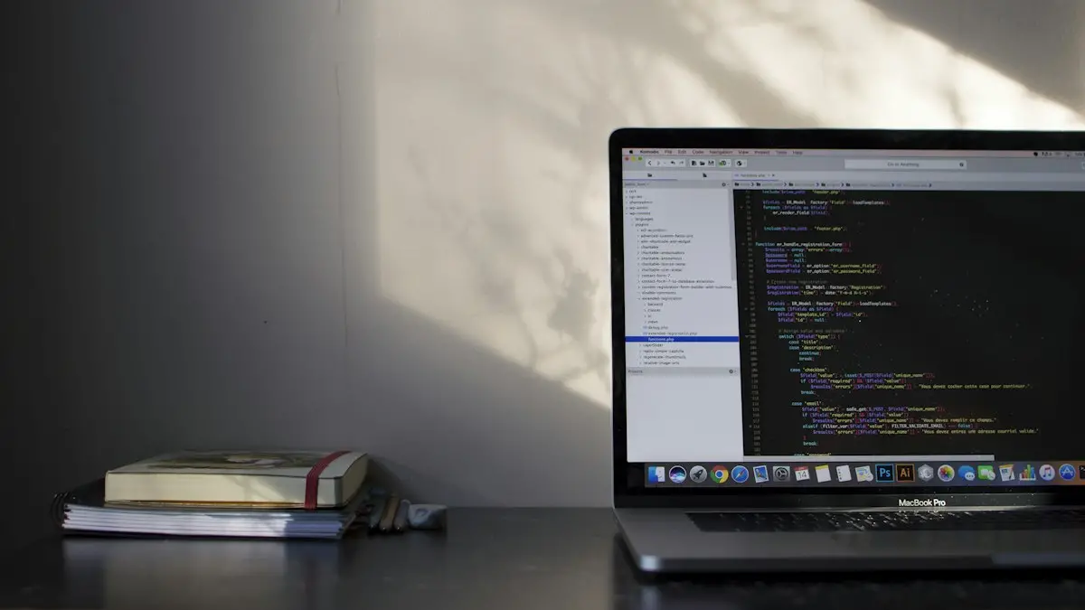 Laptop con codice di programmazione sullo schermo