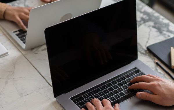 Postazione di lavoro con laptop in un ufficio moderno