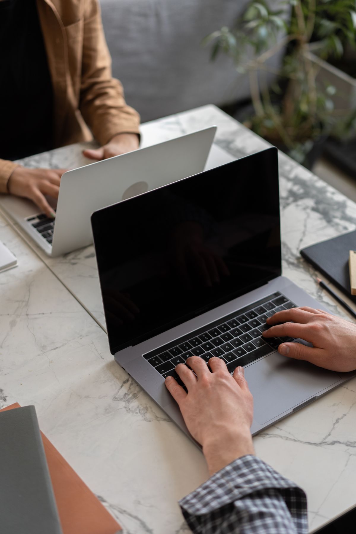 Postazione di lavoro con laptop in un ufficio moderno