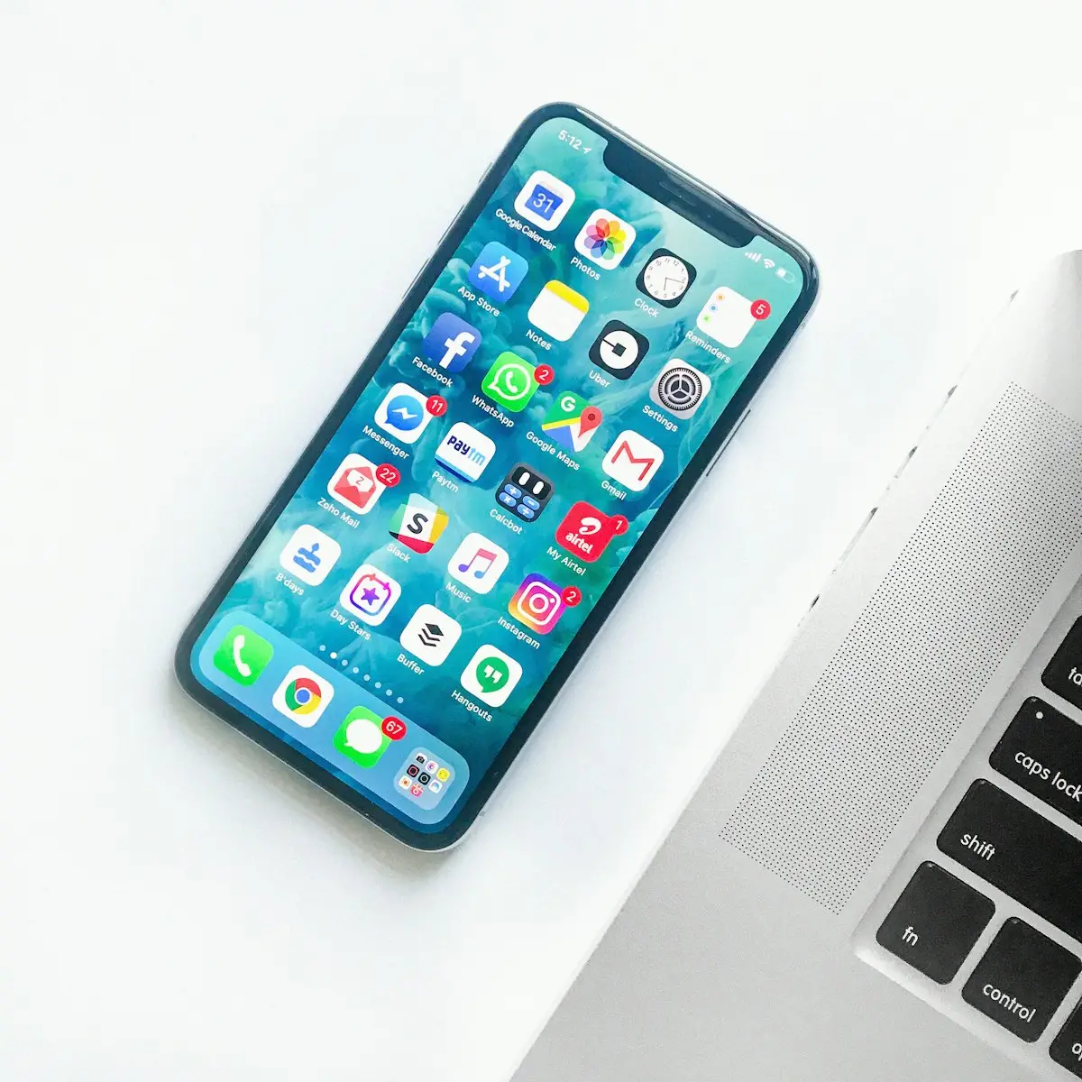 Smartphone in mano con app aperta