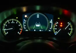Cruscotto di un'auto con display di navigazione acceso