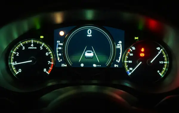 Cruscotto di un'auto con display di navigazione acceso