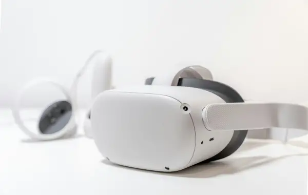 Persona con visore di realtà virtuale che esplora un mondo simulato