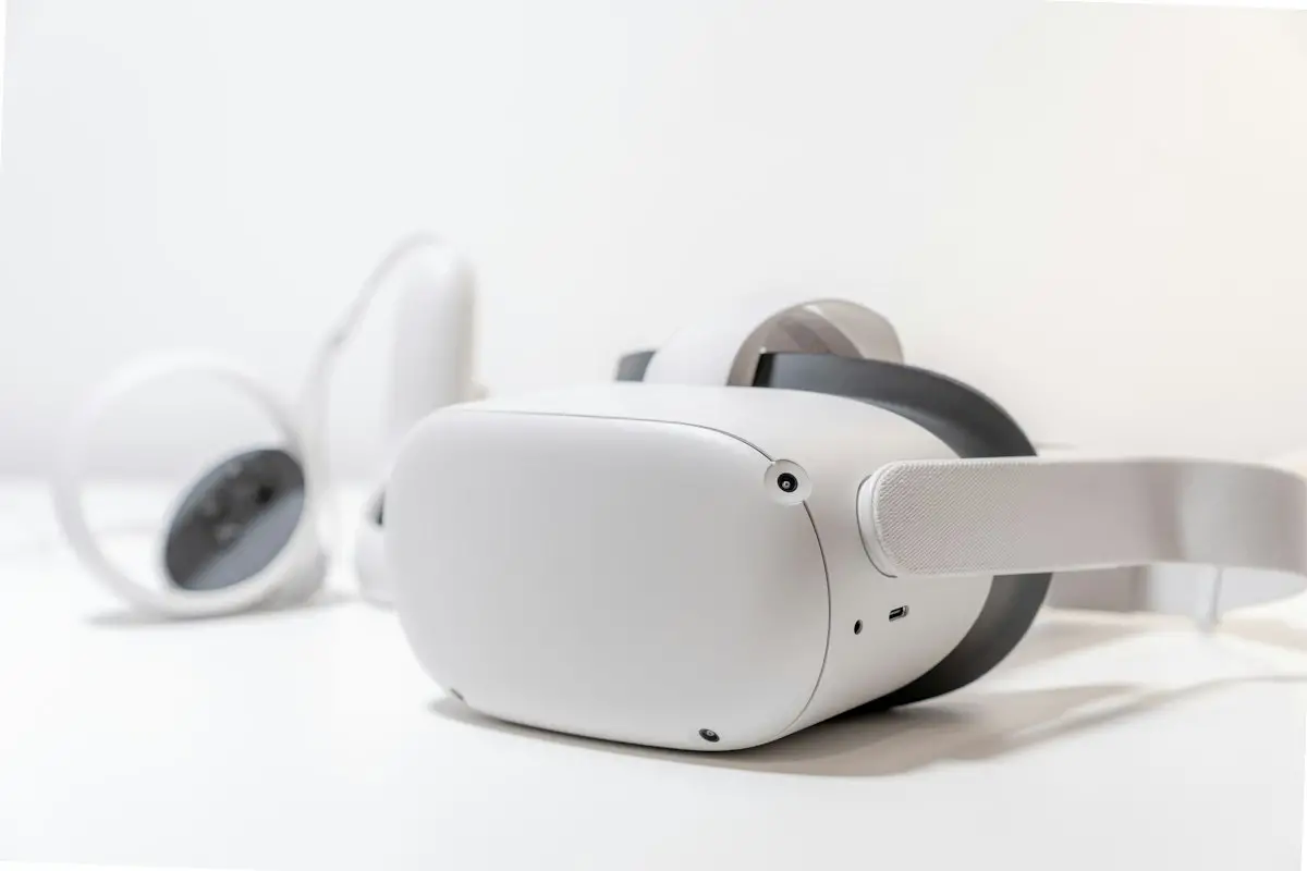 Persona con visore di realtà virtuale che esplora un mondo simulato