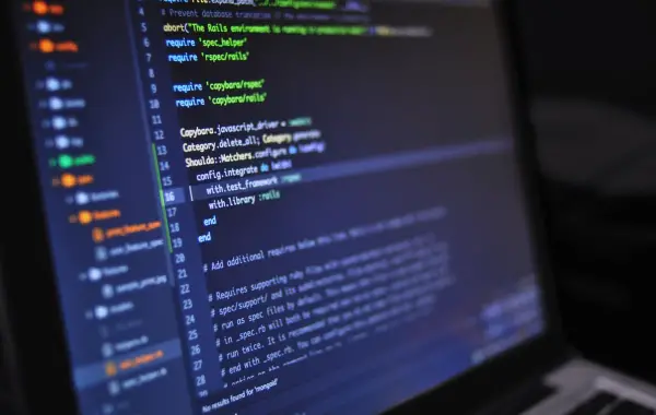 Codice di programmazione visualizzato sullo schermo di un computer