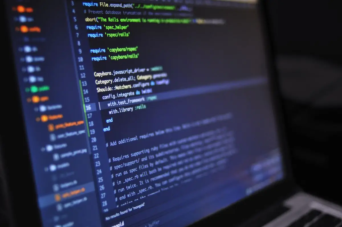 Codice di programmazione visualizzato sullo schermo di un computer