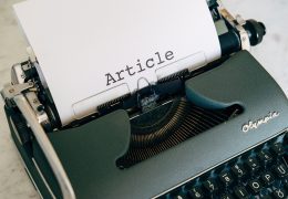 Giornale e notizie digitali su uno schermo, simbolo dei contenuti editoriali
