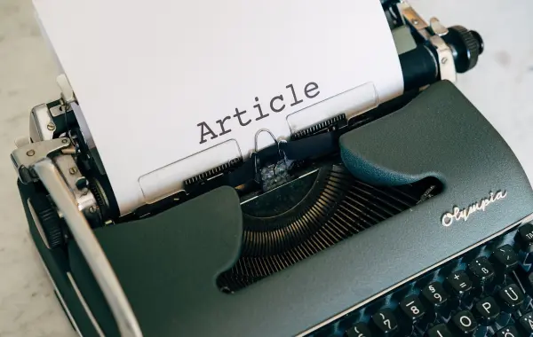 Giornale e notizie digitali su uno schermo, simbolo dei contenuti editoriali
