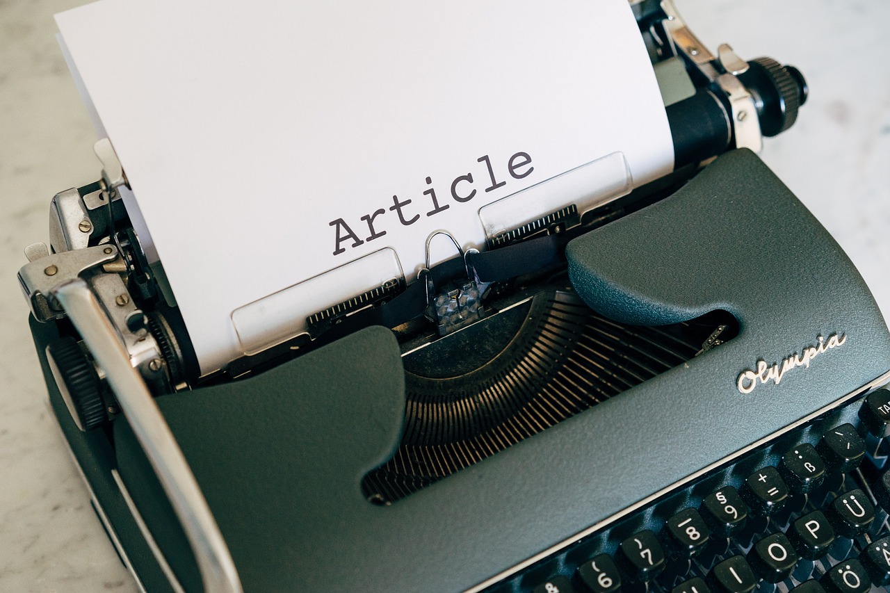 Giornale e notizie digitali su uno schermo, simbolo dei contenuti editoriali