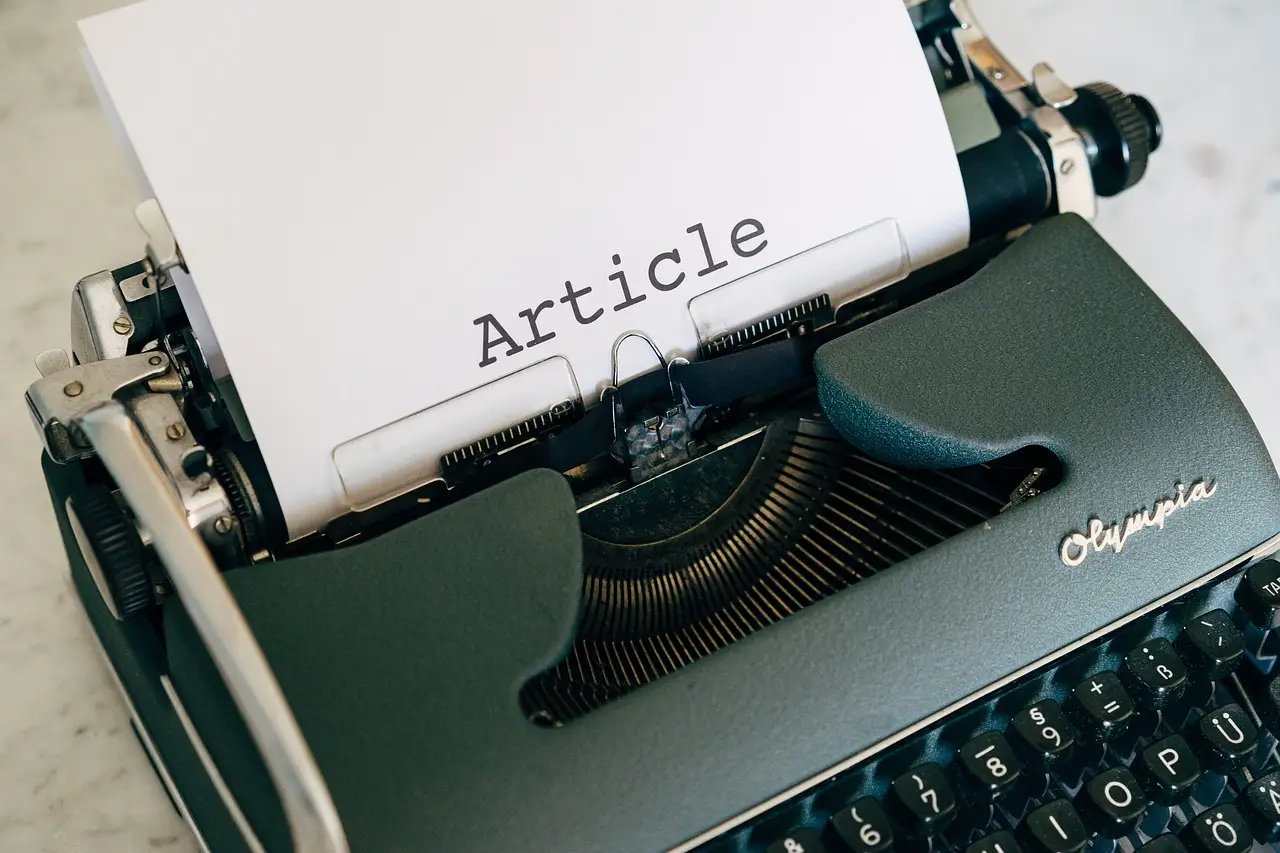 Giornale e notizie digitali su uno schermo, simbolo dei contenuti editoriali