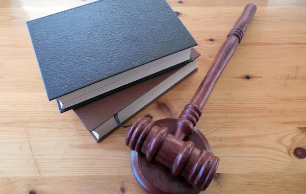 Martelletto del giudice appoggiato su un tavolo, simbolo di una sentenza in tribunale