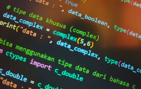 Schermo con righe di codice di programmazione