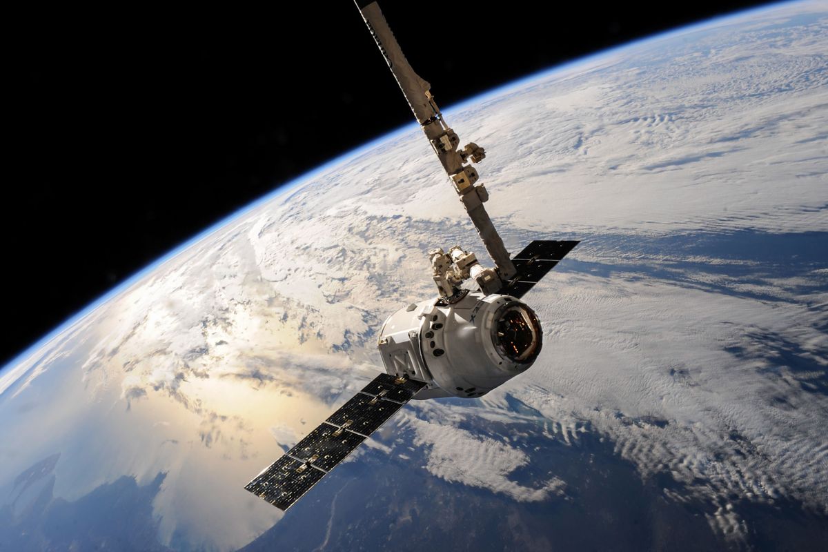 Satellite in orbita attorno alla Terra