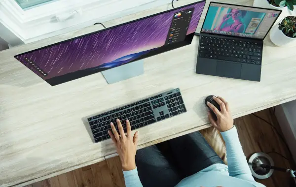 Computer portatile su una scrivania con codice sullo schermo