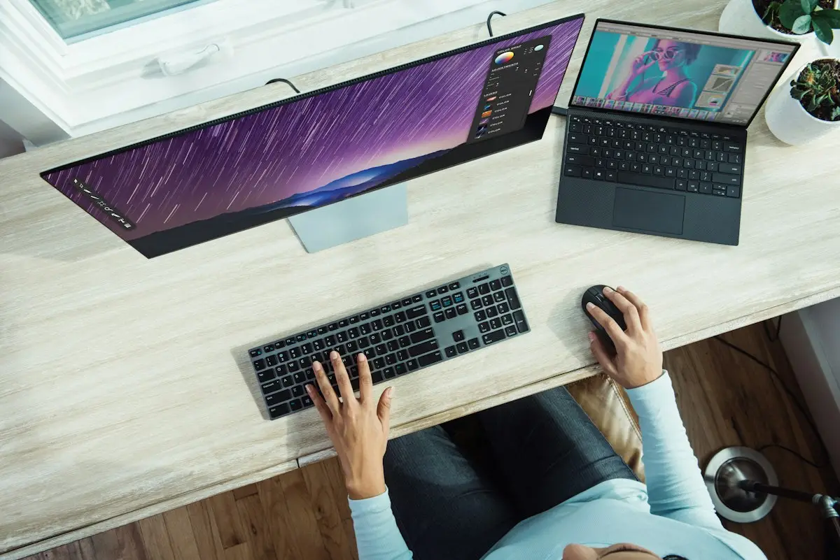 Computer portatile su una scrivania con codice sullo schermo