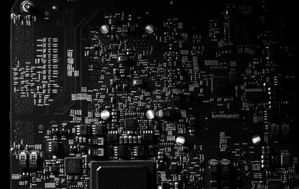 Scheda elettronica con processore e circuiti, simbolo della progettazione di chip